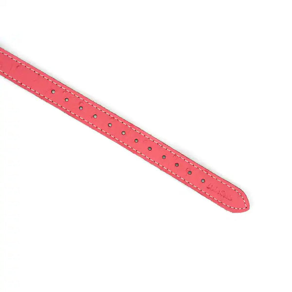 Choker Cœur en cuir rose embossé peau d’autruche avec cœur central en métal or rose. Boucle métallique robuste. Accessoire fétichiste séduisant et affirmatif. Ajustable pour un confort parfait.
