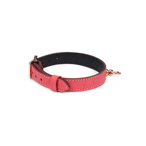 Choker O en cuir rose cerisier, embossé peau d’autruche, finition métal or rose. Ajustable avec boucle dorée, anneau central pour accessoires. Accessoire fétichiste chic et sensuel.