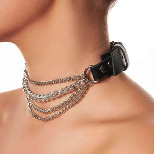 Détail d'une Femme de 3/4 portant un Choker en Cuir Noir avec Chaînes Argent