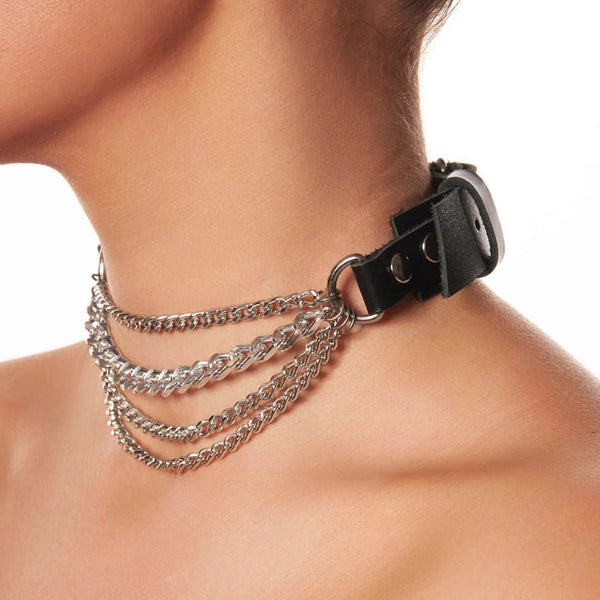 Détail d'une Femme de 3/4 portant un Choker en Cuir Noir avec Chaînes Argent