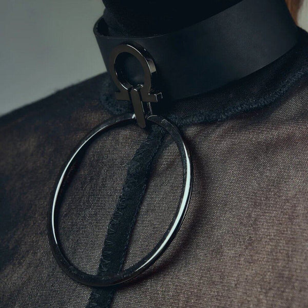 Collier tour de cou noir avec anneau métallique, choker design moderne