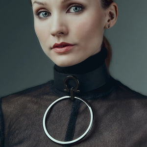 Collier tour de cou noir avec anneau métallique, choker design moderne