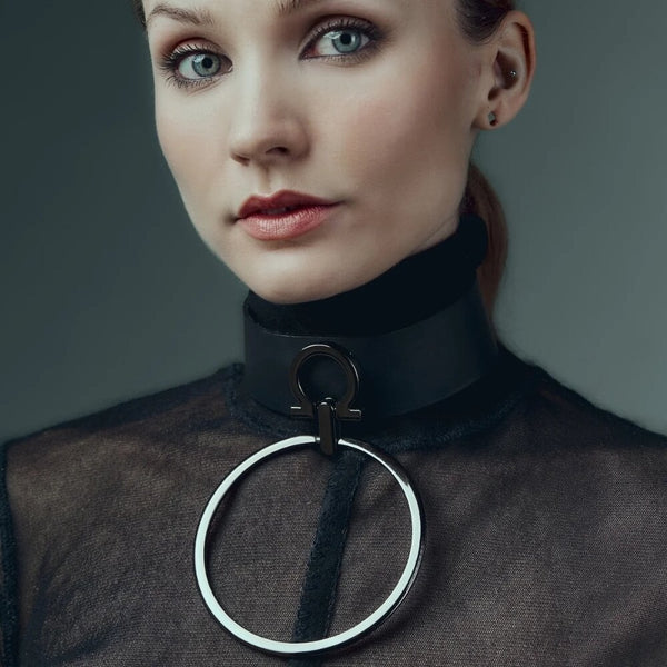 Collier tour de cou noir avec anneau métallique, choker design moderne