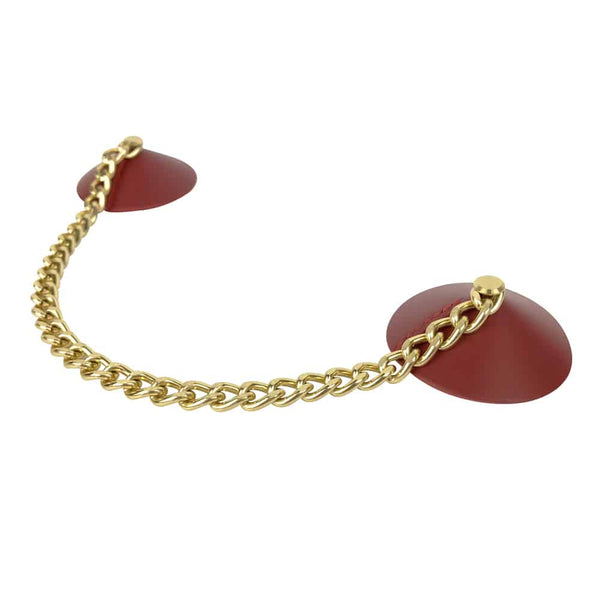 Cache tétons ELF ZHOU LONDON, fait d’un cuir rouge lisse qui sont reliés par une chaine dorée
