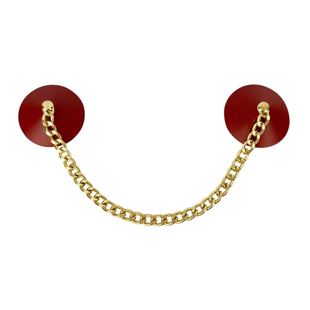 Cache tétons ELF ZHOU LONDON, fait d’un cuir rouge lisse qui sont reliés par une chaine dorée