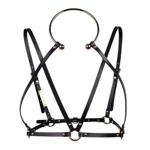 Harnais de bondage Amata en cuir noir de la marque Elif Domanic. Ce harnais est conçu de lanières en cuir noir et de fines boucles argentées. Le harnais se porte par le biais d’un tour de cou rigide et circulaire avec une ouverture pour l’avant du cou, les lanières y sont accrochées grâce à de petits clous et forment la poitrine, les bretelles et le maintien du dessous de la poitrine.
