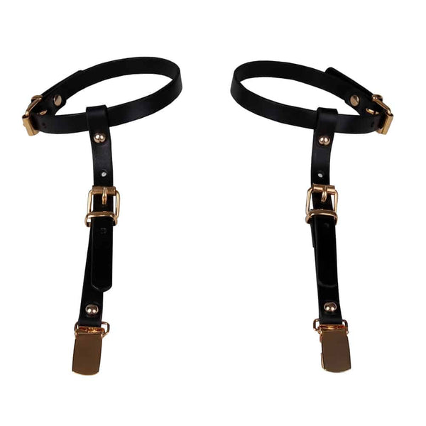 Harnais de Bras en cuir noir de la marque Elif Domanic. Ce produit est confectionné d’un tour de bras et d’une lanière pendante ornés d’attaches, pinces et clous dorés. Une boucle permet de d’attacher et de maintenir le produit autour du bras.