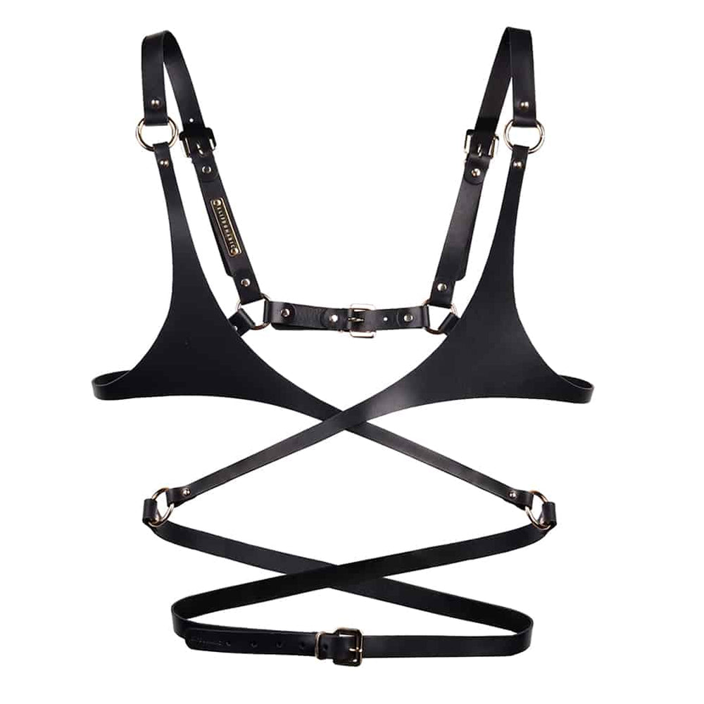 Soutien gorge en cuir noir de la marque Elif Domanic. Ce soutien gorge s’apparente presque à la forme d’un harnais grâce à ses tours de taille en cuir qui s’attache au niveau du nombril par le biais d’une fine boucle argenté. La poitrine est cachée par une pièce recouvrant une petite partie des seins. Cet ensemble est relié aux bretelles par deux anneaux argentés avec à l’arrière une lanière munie d’une boucle et de quelques clous. A l’intérieur de la bretelle de droite se trouve une plaquette argentée embo