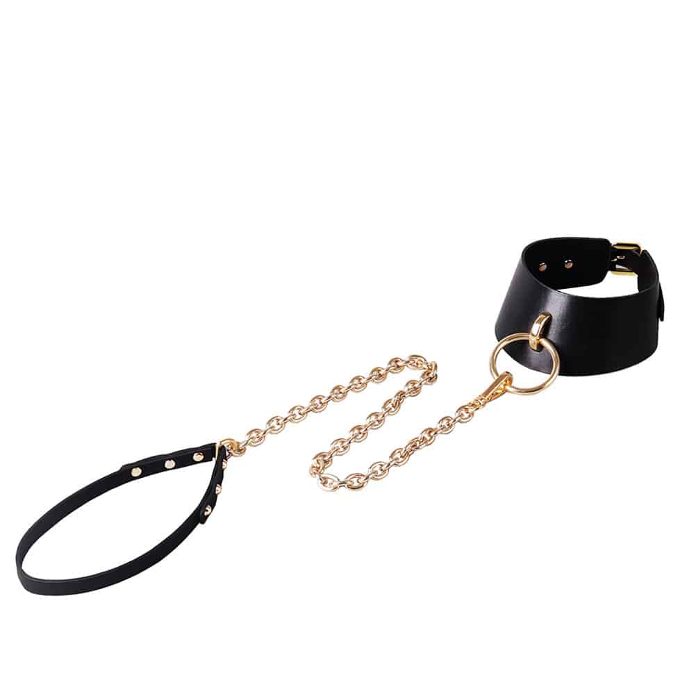 Elif Domanic Un collier de soumise et sa laisse, des outils de discipline indispensables pour vos sessions BDSM.