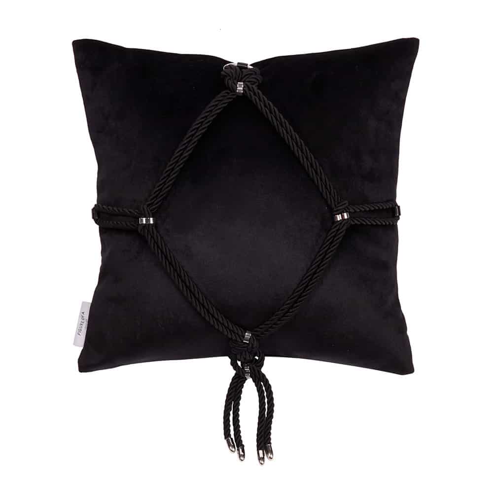 Ce coussin en velours doux avec un ornement Shibari noué sur le devant – le motif de diamant classique « Kikkou ». Exécuté de la même manière que tous les autres produits Figure of A, avec du matériel métallique en bronze à canon et des extrémités de corde à pointe pendantes, c’est un cadeau unique qui a fière allure placé sur un canapé ou un lit. Ce coussin est disponible chez Brigade Mondaine.