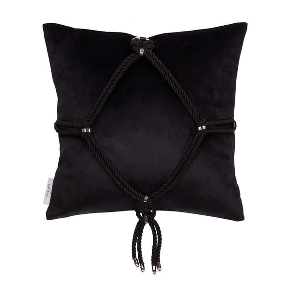 Ce coussin en velours doux avec un ornement Shibari noué sur le devant – le motif de diamant classique « Kikkou ». Exécuté de la même manière que tous les autres produits Figure of A, avec du matériel métallique en bronze à canon et des extrémités de corde à pointe pendantes, c’est un cadeau unique qui a fière allure placé sur un canapé ou un lit. Ce coussin est disponible chez Brigade Mondaine.