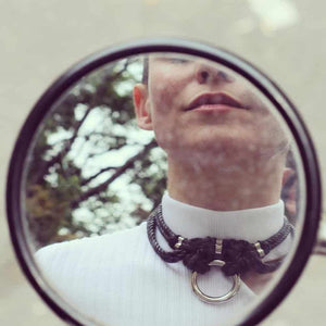 Choker style composé de corde en polycoton détails O ring et Attache en alliage de zinc et laiton tressé