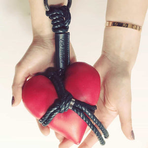 Porte-clé en forme de coeur rouge entouré d'une corde Shibari Noir