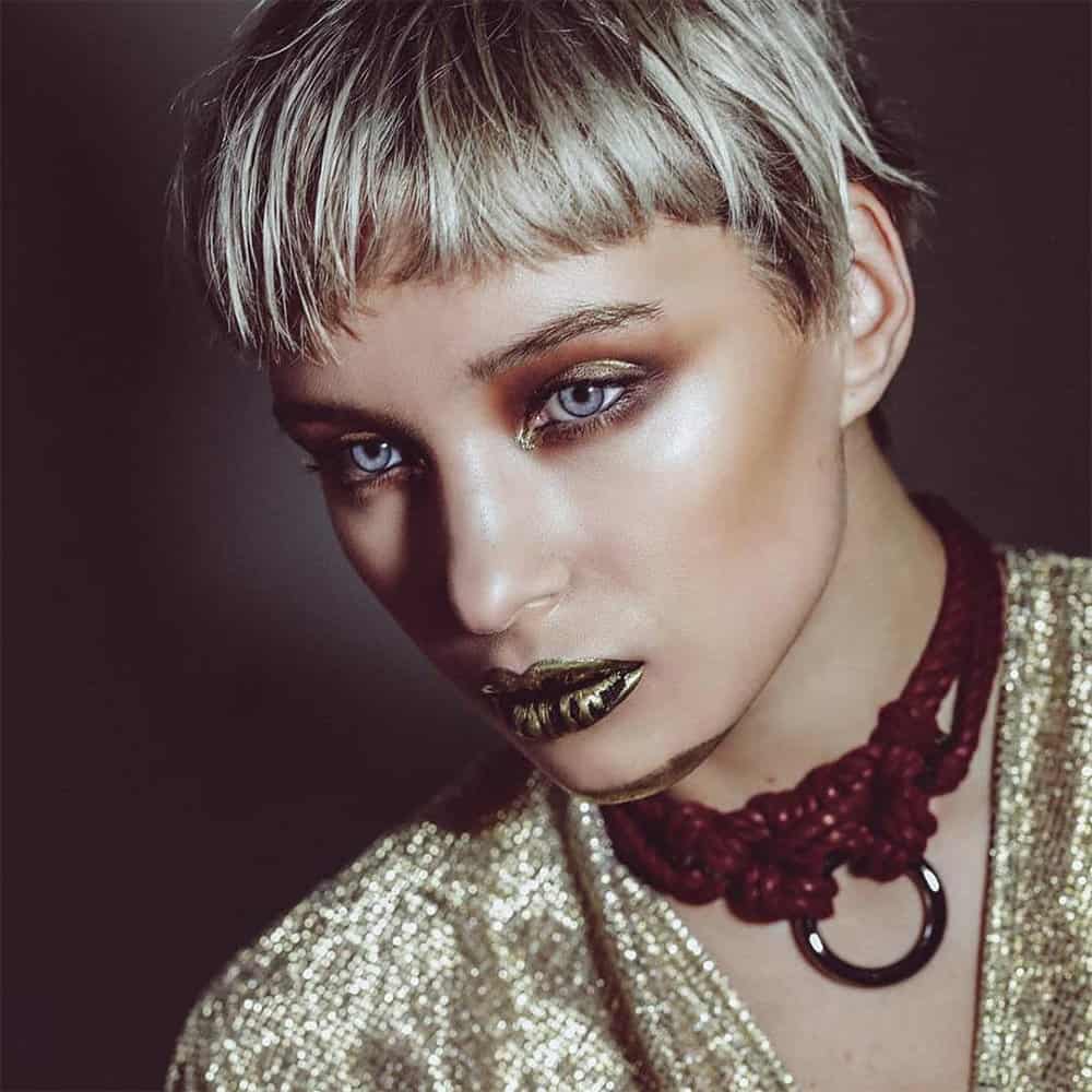 Choker Megami rouge, inspiré du Shibari, confectionné à la main en corde de polyester noire avec anneaux en O entrelacés et finitions en alliage de zinc et laiton, avec fermeture à mousqueton.