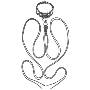 «Megami» signifie déesse en japonais. Le set Megami se compose d’un harnais Self-Tie à composer et à nouer soi-même et d’un collier amovible. Le harnais Self-tie vous permettra toutes les combinaisons possibles, l’imagination sera votre seule limite… Le Self-Tie est une longueur supplémentaire de cordes qui s’attache au tour de cou avec un petit anneau mousqueton. Il peut être enroulé autour du corps et est réglable, il peut être noué avec un simple nœud à la fois dans le dos et sur le devant. Le collier de