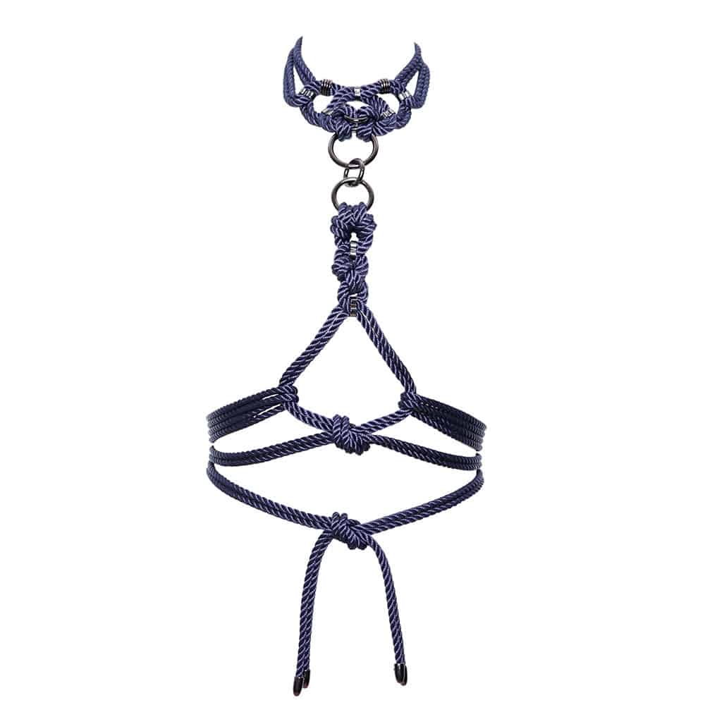 «Megami» signifie déesse en japonais. Le set Megami se compose d’un harnais Self-Tie à composer et à nouer soi-même et d’un collier amovible. Le harnais Self-tie vous permettra toutes les combinaisons possibles, l’imagination sera votre seule limite… Le Self-Tie est une longueur supplémentaire de cordes qui s’attache au tour de cou avec un petit anneau mousqueton. Il peut être enroulé autour du corps et est réglable, il peut être noué avec un simple nœud à la fois dans le dos et sur le devant. Le collier de