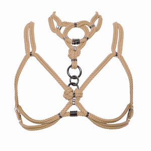 «Mune» signifie poitrine ou une forme accentuant la poitrine en japonais. Le set Mune se compose d’un harnais et d’un collier amovible. Le harnais avec sa forme soutien-gorge sublimera votre décolleté. Le collier de forme choker peut être porté attaché au harnais ou seul. Fermeture au dos. Finition argentée. Totalement ajustable. Cet ensemble est disponible chez Brigade Mondaine.