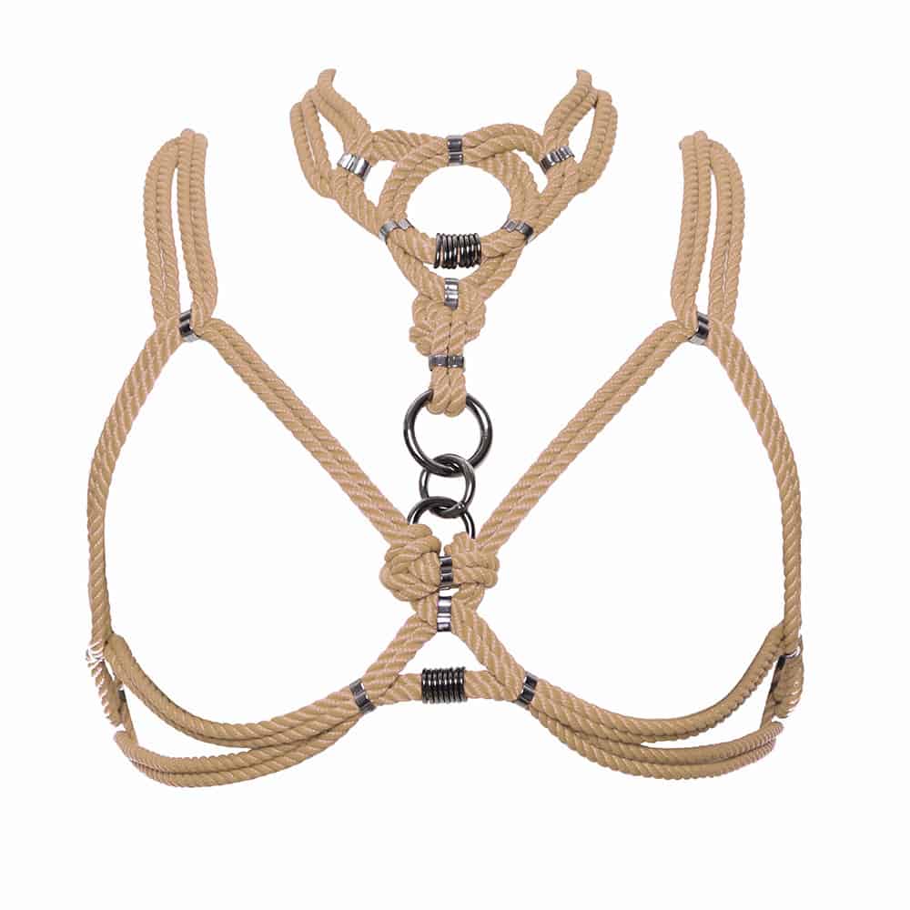 «Mune» signifie poitrine ou une forme accentuant la poitrine en japonais. Le set Mune se compose d’un harnais et d’un collier amovible. Le harnais avec sa forme soutien-gorge sublimera votre décolleté. Le collier de forme choker peut être porté attaché au harnais ou seul. Fermeture au dos. Finition argentée. Totalement ajustable. Cet ensemble est disponible chez Brigade Mondaine.