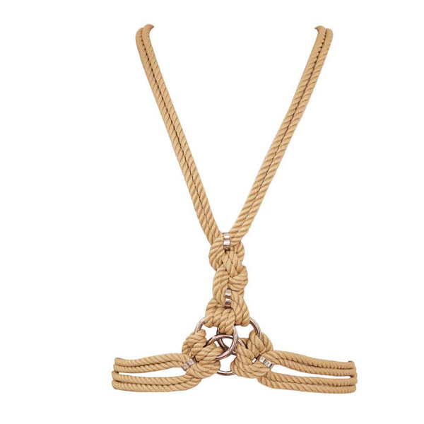 ‘San Harness’ est intimement lié avec une corde en polyester, il est fini avec du matériel en alliage de zinc et en laiton. Traversant la poitrine avec deux lignes traversant le corps, il présente une pièce maîtresse décorative avec trois anneaux métalliques entrelacés. Attaché au cou et à la taille naturelle par des anneaux mousquetons, ‘ San ‘ est comme une ceinture harnais qui encadre le corps avec élégance. Un fermoir et une chaîne à l’arrière peuvent être ajustés pour un ajustement personnalisé. Dispon