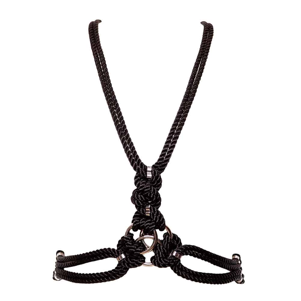 ‘San Harness’ est intimement lié avec une corde en polyester, il est fini avec du matériel en alliage de zinc et en laiton. Traversant la poitrine avec deux lignes traversant le corps, il présente une pièce maîtresse décorative avec trois anneaux métalliques entrelacés. Attaché au cou et à la taille naturelle par des anneaux mousquetons, ‘ San ‘ est comme une ceinture harnais qui encadre le corps avec élégance. Un fermoir et une chaîne à l’arrière peuvent être ajustés pour un ajustement personnalisé. Dispon