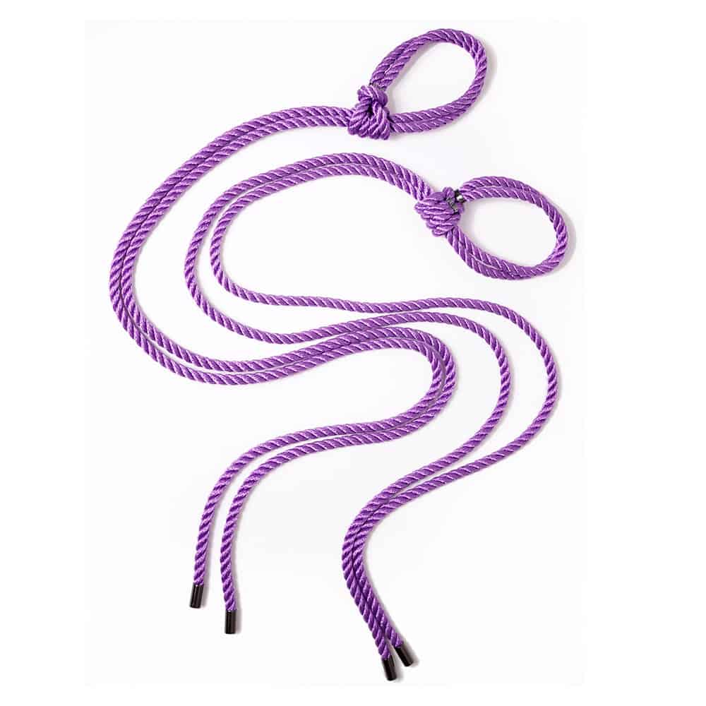 Ce set Self-Tie de menottes à faire soi-même est idéal pour entrer dans l’univers du Shibari. Fabriqué à partir de corde de polyester de 8 mm, douce et confortable sur la peau, attachée par un nœud coulant et dotée de pointes en métal. Les poignets peuvent être noués autour des chevilles ou du poignet pour une «capture rapide». La sangle est réglable afin que vous puissiez faire le nœud aussi serré que votre partenaire peut le supporter, puis desserrez simplement le nœud et enfilez et retirez pour laisser p
