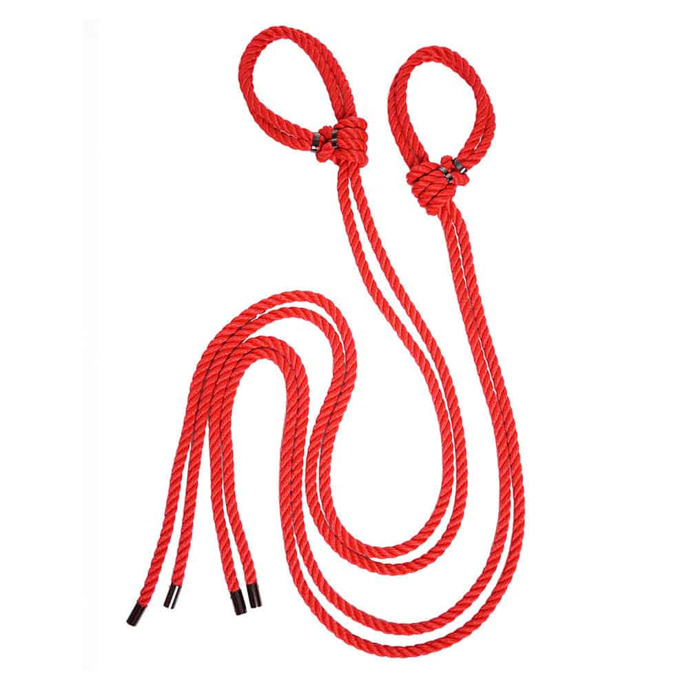 Ce set Self-Tie de menottes à faire soi-même est idéal pour entrer dans l’univers du Shibari. Fabriqué à partir de corde de polyester de 8 mm, douce et confortable sur la peau, attachée par un nœud coulant et dotée de pointes en métal. Les poignets peuvent être noués autour des chevilles ou du poignet pour une «capture rapide». La sangle est réglable afin que vous puissiez faire le nœud aussi serré que votre partenaire peut le supporter, puis desserrez simplement le nœud et enfilez et retirez pour laisser p