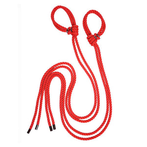 Ce set Self-Tie de menottes à faire soi-même est idéal pour entrer dans l’univers du Shibari. Fabriqué à partir de corde de polyester de 8 mm, douce et confortable sur la peau, attachée par un nœud coulant et dotée de pointes en métal. Les poignets peuvent être noués autour des chevilles ou du poignet pour une «capture rapide». La sangle est réglable afin que vous puissiez faire le nœud aussi serré que votre partenaire peut le supporter, puis desserrez simplement le nœud et enfilez et retirez pour laisser p