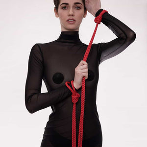 Ce set Self-Tie de menottes à faire soi-même est idéal pour entrer dans l’univers du Shibari. Fabriqué à partir de corde de polyester de 8 mm, douce et confortable sur la peau, attachée par un nœud coulant et dotée de pointes en métal. Les poignets peuvent être noués autour des chevilles ou du poignet pour une «capture rapide». La sangle est réglable afin que vous puissiez faire le nœud aussi serré que votre partenaire peut le supporter, puis desserrez simplement le nœud et enfilez et retirez pour laisser p