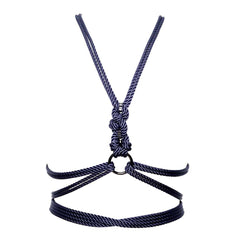 Basé sur la révision emblématique de FOA de l’art japonais du bondage à la corde, le harnais à nouer Torso super polyvalent est aussi unique et différent que vous pouvez l’imaginer. Avec une structure de base à motif « hishi » en corde de polyester souple et une quincaillerie en laiton et en alliage de zinc couleur bronze, notre nouveau harnais offre une longueur supplémentaire de corde lâche vous permettant de profiter de la créativité et de la polyvalence de compléter le harnais dans vos propres conceptio