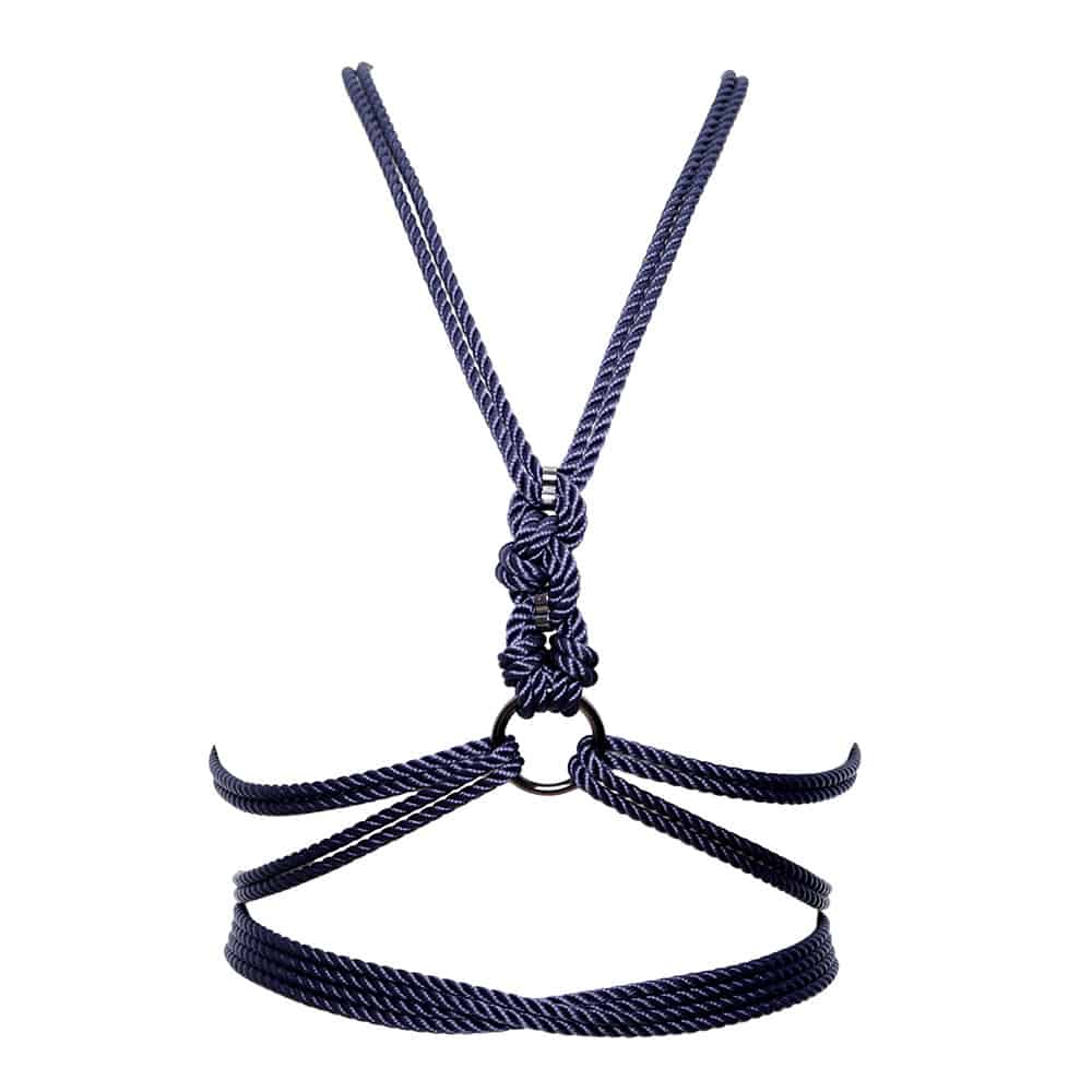 Basé sur la révision emblématique de FOA de l’art japonais du bondage à la corde, le harnais à nouer Torso super polyvalent est aussi unique et différent que vous pouvez l’imaginer. Avec une structure de base à motif « hishi » en corde de polyester souple et une quincaillerie en laiton et en alliage de zinc couleur bronze, notre nouveau harnais offre une longueur supplémentaire de corde lâche vous permettant de profiter de la créativité et de la polyvalence de compléter le harnais dans vos propres conceptio