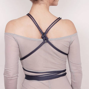 Basé sur la révision emblématique de FOA de l’art japonais du bondage à la corde, le harnais à nouer Torso super polyvalent est aussi unique et différent que vous pouvez l’imaginer. Avec une structure de base à motif « hishi » en corde de polyester souple et une quincaillerie en laiton et en alliage de zinc couleur bronze, notre nouveau harnais offre une longueur supplémentaire de corde lâche vous permettant de profiter de la créativité et de la polyvalence de compléter le harnais dans vos propres conceptio