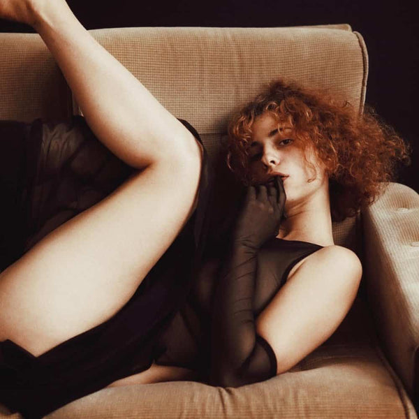 Robe en résille stretch noire longue tombé fluide fente haute sur la cuisse