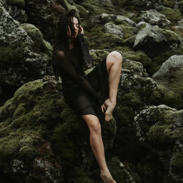 Robe noire transparente avec laçage et manches longues, robe lingerie femme élégante en extérieur