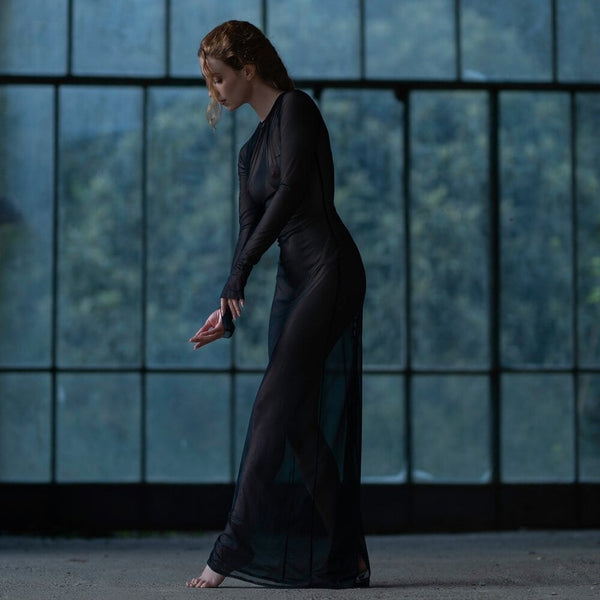 Robe en mesh noir QRUCIFIX avec dos entièrement lacé, portée de dos par un modèle, sélection Brigade Mondaine Paris