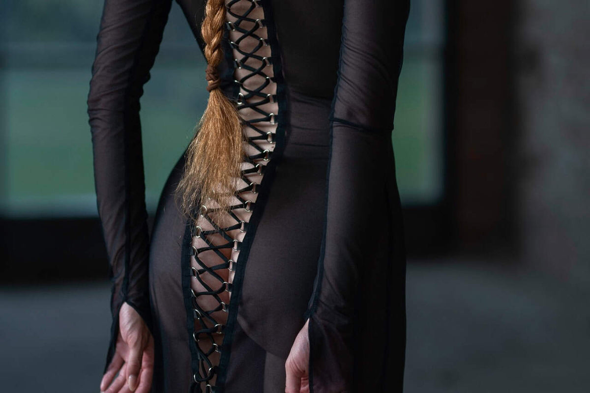 Création FLASH portée par un modèle, pièce au design contemporain et aux lignes affirmées, sélection Brigade Mondaine Paris.