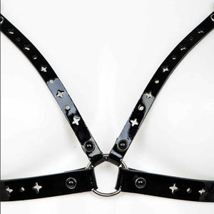 Le soutien-gorge cage Nero noir est entièrement réalisé à la main à Berlin dans les ateliers de la marque; Vous ne passerez jamais inaperçue avec cette pièce en cuir vernis incrusté de perles noires ! Portez ce soutien-gorge seul sous votre chemisier, votre robe ou à même la peau. Les découpes au laser à l’inspiration baroque ajoutent une touche de glamour à l’ensemble. Les élastiques satinés à l’arrière et le crochet permettent de l’ajuster parfaitement à votre morphologie. La taille est unique et ajustabl