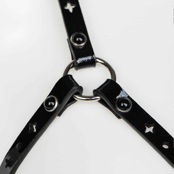 Le soutien-gorge cage Nero noir est entièrement réalisé à la main à Berlin dans les ateliers de la marque; Vous ne passerez jamais inaperçue avec cette pièce en cuir vernis incrusté de perles noires ! Portez ce soutien-gorge seul sous votre chemisier, votre robe ou à même la peau. Les découpes au laser à l’inspiration baroque ajoutent une touche de glamour à l’ensemble. Les élastiques satinés à l’arrière et le crochet permettent de l’ajuster parfaitement à votre morphologie. La taille est unique et ajustabl