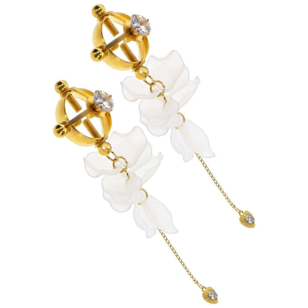 Modèle portant des pinces à tétons florales dorées avec pampilles translucides et chaîne fine, accessoire proposé par Brigade Mondaine Paris.