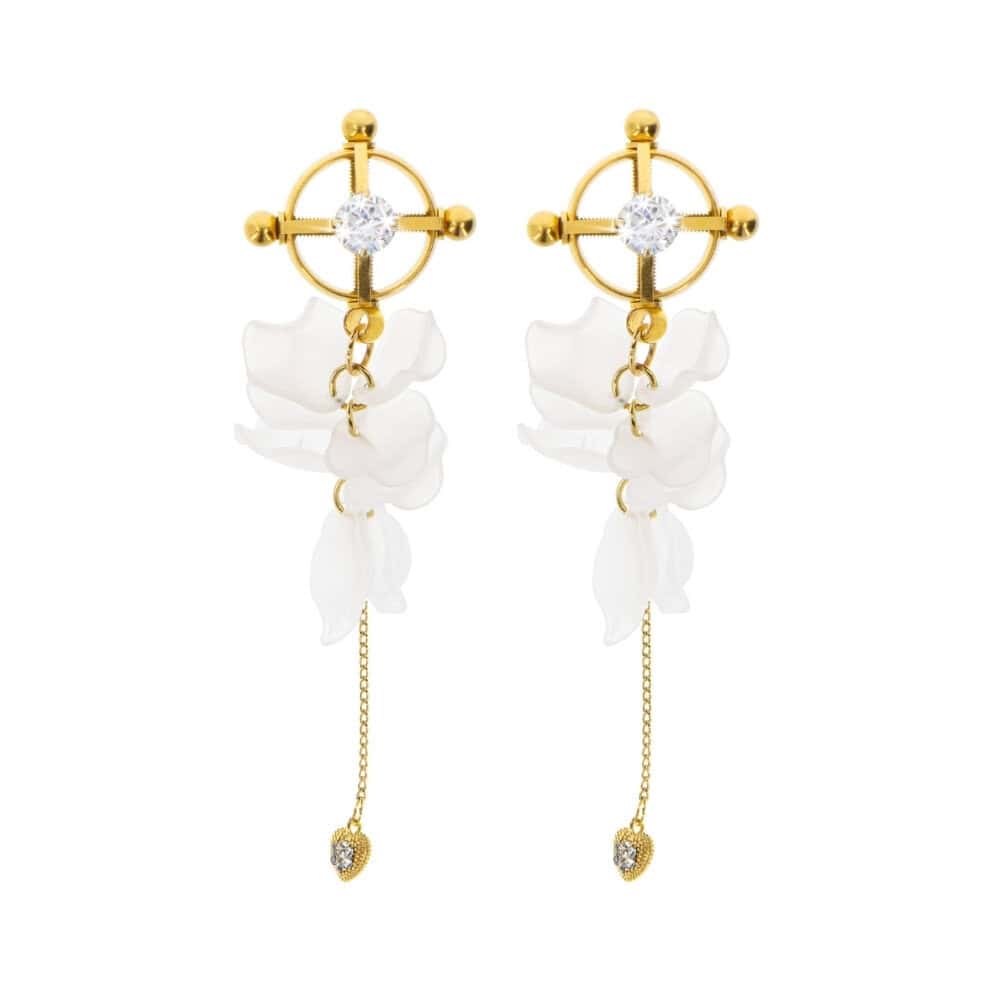 Modèle portant des pinces à tétons florales dorées avec pampilles translucides et chaîne fine, accessoire proposé par Brigade Mondaine Paris.