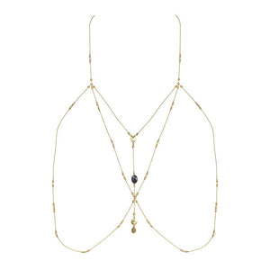 Bijoux de buste Forte de la marque Fungi Elica D Oro. Ce bijoux s’enfile au niveau des bras et se ferme dans le bas du dos et a la nuque. Une chaine relie les deux pans de chaines avec des pierres en Onyx et des médaillons en plaqué or 24 carats.