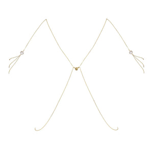 Collier Rise de la collection Deviant Spirits de la marque Fungi Elica D Oro. Ce bijoux de buste est croisé au niveau du plexus solaire avec une perle de couleur or en plaqué Or 24 carats qui les relie. Des épaulettes sophistiquées ornent le haut du corps et sont détaillées de trois petites chaînes avec une perle au sommet. Le bijoux peut être porté de deux manières.
