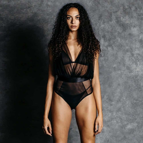 Body Demure noir en soie signé Gonzales porté par un modèle, jeu de transparence et lignes épurées, sélection Brigade Mondaine Paris.