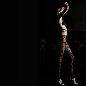 Ensemble Iggy Gonzales Affaires : Bralette en tulle de soie avec volants métalliques et legging en dentelle florale en velours, ajustable à la morphologie. Pièces de luxe en 20 exemplaires numérotés.