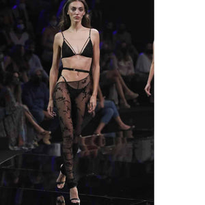 Ensemble Iggy Gonzales Affaires : Bralette en tulle de soie avec volants métalliques et legging en dentelle florale en velours, ajustable à la morphologie. Pièces de luxe en 20 exemplaires numérotés.