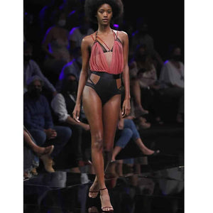 Body en soie rouge et noir, signé Gonzales Affaires, de la collection Caravasar. Un contraste entre légèreté du tulle de soie et sophistication des élastiques, avec culotte ouverte et gousset en coton.