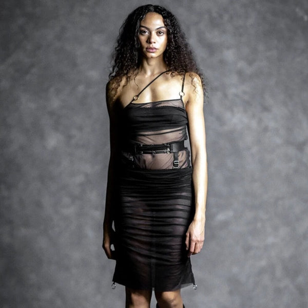Body Demure noir en soie signé Gonzales porté par un modèle, jeu de transparence et lignes épurées, sélection Brigade Mondaine Paris.