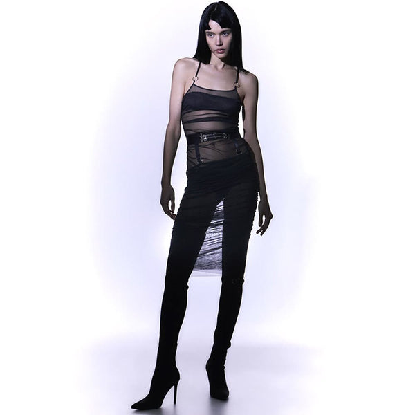 Ensemble Top et jupe Les Indolentes Collection Caravasar de la marque Gonzales Affaires. Cette jupe s’arrête en dessous des genoux. Le produit est confectionné à partir d’une partie en tulle transparent gris des genoux jusqu’au nombril. Une couture est située sur le côté de la robe afin d’obtenir ou non un rendu plissée de la jupe en saisissant l’anneau au bout de la jupe. Ensuite une ceinture est placée au niveau des hanches avec trois élastiques fins ornés d’anneaux argenté au centre de la ceinture. Les d