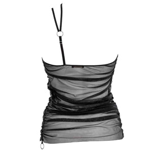 Top les Indolentes Collection Caravasar de la marque Gonzales Affaires. Ce top est en tulle transparent gris. Un effet frappé est présent au niveau du ventre. Une couture sur le côté droit du top permet d’obtenir cet effet de manière encore plus prononcé lorsque l’on tire sur l’anneau à l’extrémité de cette couture. Les bretelles se rejoignent toutes les deux sur l’épaule et donnent de ce fait un aspect asymétrique. Deux anneaux argentés agrémentent ces bretelles. À l’arrière, le haut du dos est nu et les d