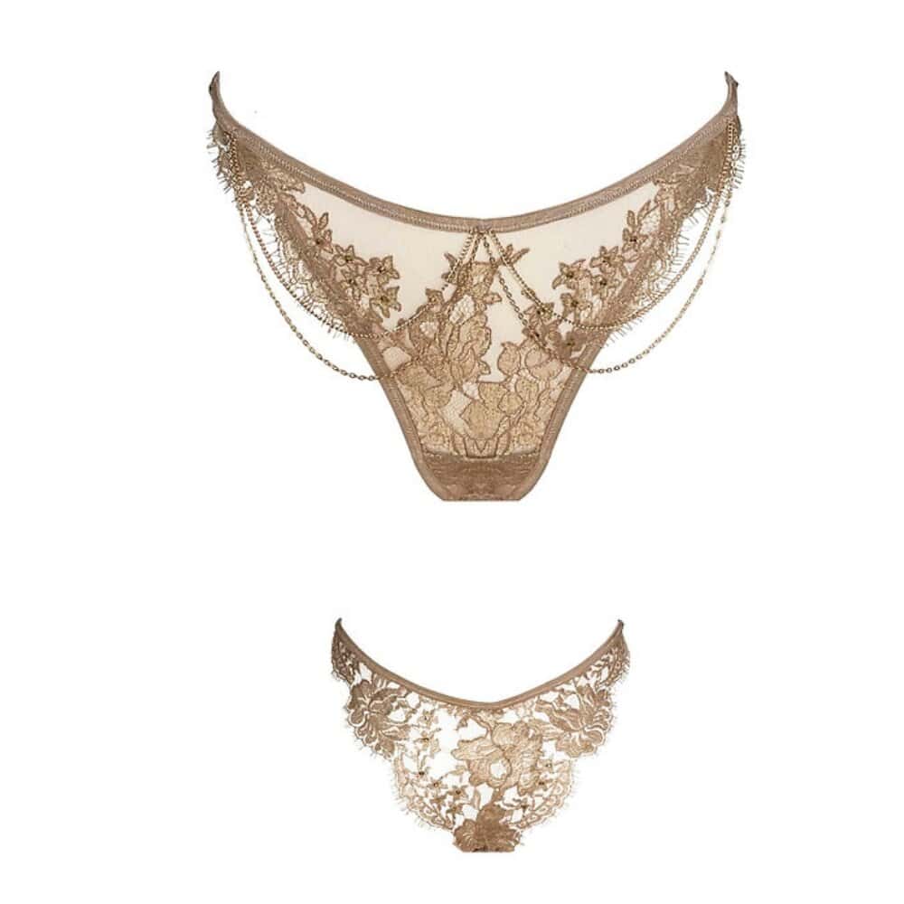 Soutien-gorge Aimée de la marque CELINE-MARIE, sélectionné par Brigade Mondaine Paris, en tulle brodé avec détails de chaînes fines, porté par un modèle, mettant en valeur la transparence, la structure et les finitions du design.