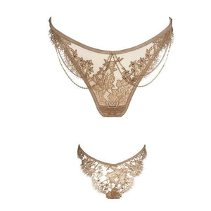 Soutien-gorge Aimée de la marque CELINE-MARIE, sélectionné par Brigade Mondaine Paris, en tulle brodé avec détails de chaînes fines, porté par un modèle, mettant en valeur la transparence, la structure et les finitions du design.